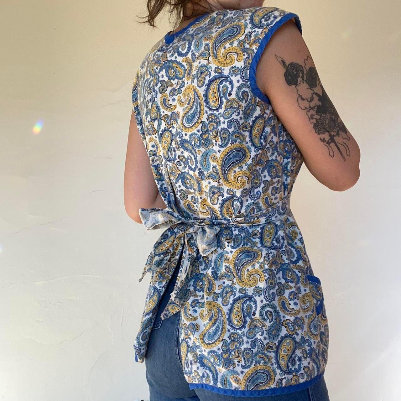 1950s blue and yellow cotton paisley apron top with tie and pockets