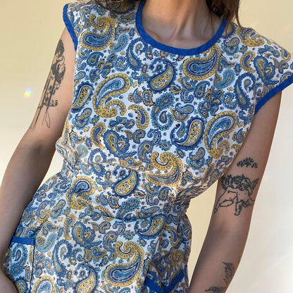 1950s blue and yellow cotton paisley apron top with tie and pockets