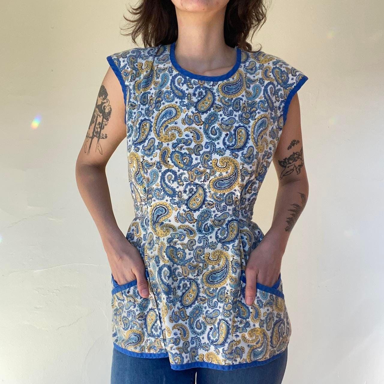 1950s blue and yellow cotton paisley apron top with tie and pockets