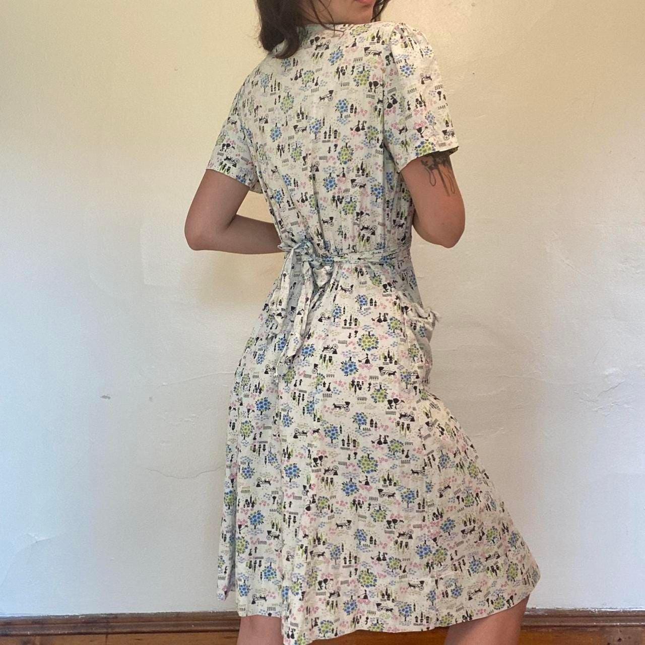 1940s cotton victorian themed novelty print with front talon zipper