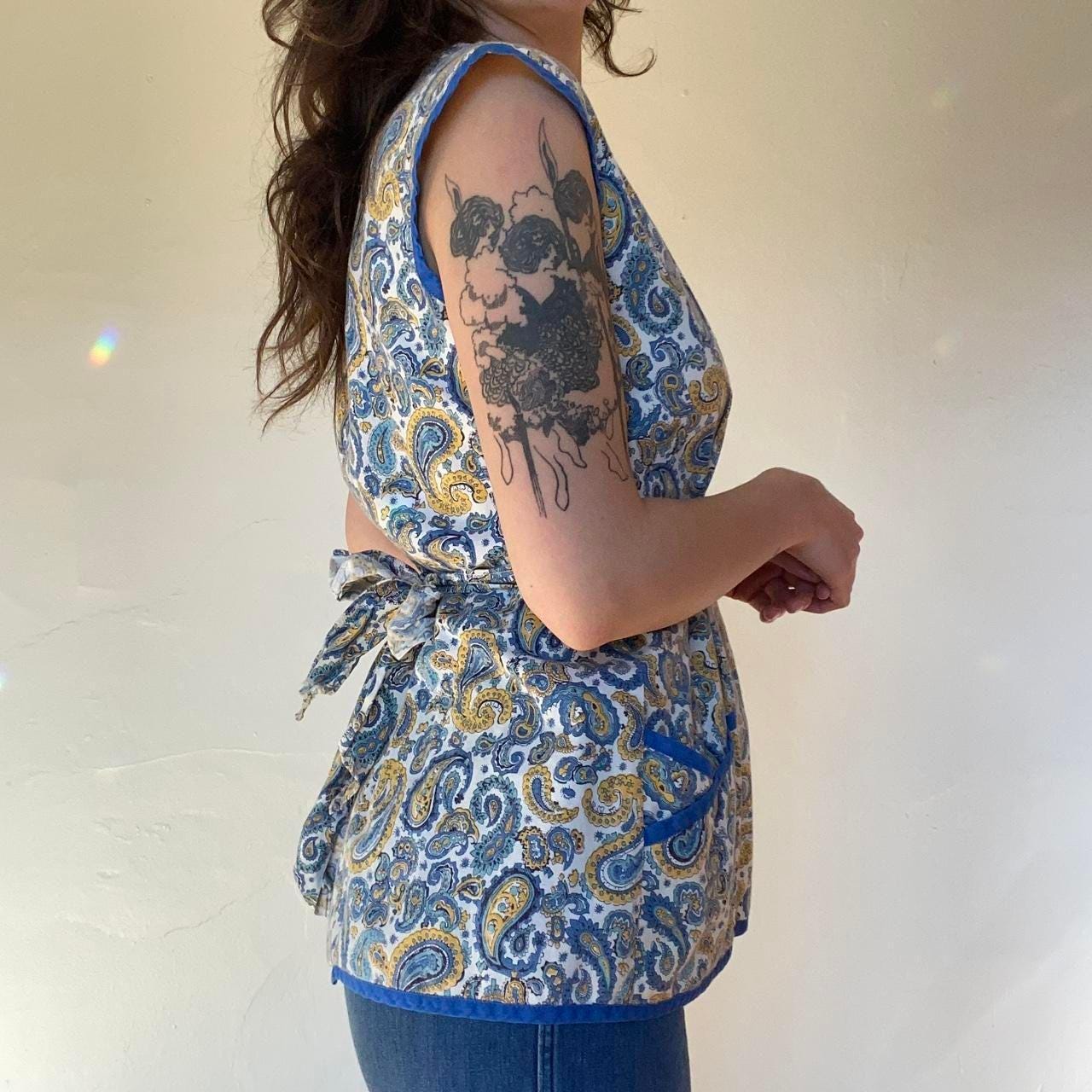 1950s blue and yellow cotton paisley apron top with tie and pockets