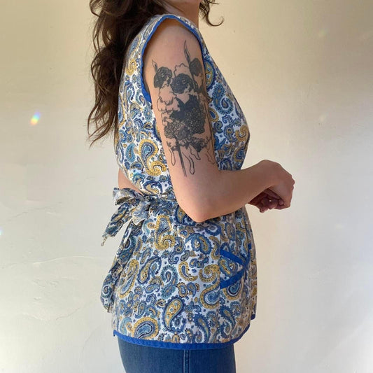 1950s blue and yellow cotton paisley apron top with tie and pockets
